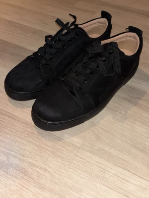 Svarta Loubs i stl 44 - Säljer mina svarta Loubs i storlek 44, de är endast använda en enstaka gång, därför sulan ser ut som den gör, men endast lite smuts som enkelt går att få bort, passar även stl 45! Hör av er vid frågor elr funderingar, pris kan diskuteras!