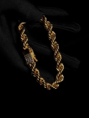 18k Guld Armband - Säljer ett 18k guld pläterat cordell armband. Låset är dekorerat med glittrande diamanter som ger extra bling. Perfekt för dig som vill sticka ut med en fet accessoar.