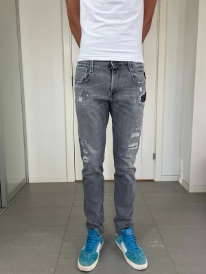 Replay Anbass Aged 10 Jeans  - Säljer nu dessa Replay Anbass Aged 10 Jeans, W30 o L32 med mått ca 38 o 105 cm. skriv för fler bilder/frågor🙌🏼