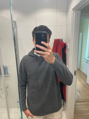 Grå kasmirhoodie - Säljer denna riktigt snygga kashmirhoodien. Storlek S och i ett riktigt bra skick. Modellen är 181cm. Kontakta vid funderingar!