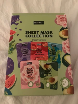 Sence Sheet Mask Collection 5-pack - Snygg presentförpackning med fem olika ansiktsmasker från Sence: lavendel, vattenmelon, sjögräs, ros och avokado. Maskerna är veganska och kommer i färgglada förpackningar. Perfekt för dig som vill boosta din hudvårdsrutin med återfuktande och lugnande sheet masks.