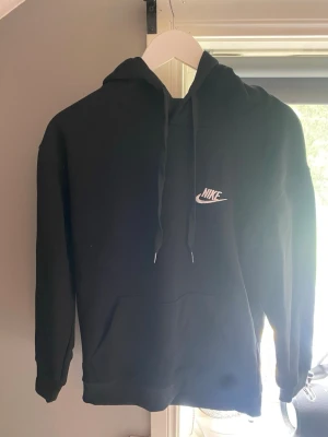 Svart hoodie från Nike med logga - Svart Nike hoodie aldrig använd storlek M mer som S 