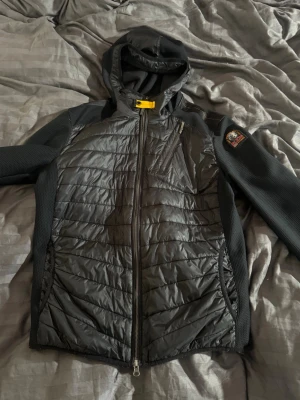  cardigan warm up från Parajumper - En äkta parajumper warmup. Nypris 4500kr. Bra skicka