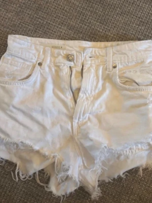 Snygga jeans shorts🌸 - Säljer ett par snygga jeans shorts från Zara💕