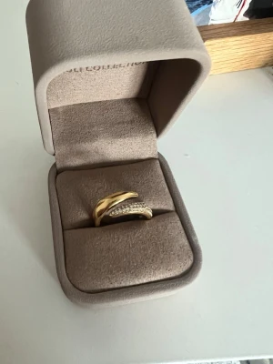 Ring duo zirconia - Ring från mulli collection. Säljer pga jag köpte fel storlek, aldrig använd.