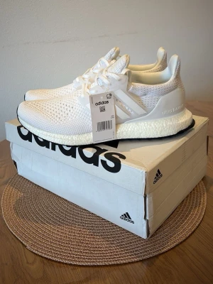 Adidas Ultraboost 1.0 - Adidas Ultraboost 1.0, Skick: 10/10 – helt oanvända, kommer med originalbox. Vid frågor eller intresse, skicka gärna ett DM.
