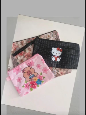 Mysterypåse! 8-12 överraskningar. Kawaii,  Sanrio,  Capybara mm. Se bild för exempel. - 🎀 Mysterypåse fylld med 8–12 söta överraskningar + extra gifts!  Älskar du kawaii och mystery? Då är den här påsen för dig! Du får gärna önska färg, karaktär eller tema (t.ex. rosa, lila, blå, Sanrio, Hello Kitty, Stitch, Kuromi, My Melody,m.m.). Jag har olika kategorier och gör mitt bästa för att matcha dina önskemål. Påsarnas innehåll varierar. SE BILD FÖR EXEMPEL. Pennor, klistermärken, håraccessoarer, läppbalsam, nyckelringar mm.
