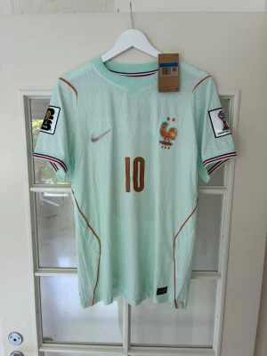 Frankrike Tröja 2026 - #10 Mbappe. Size M. Ny med prislapp