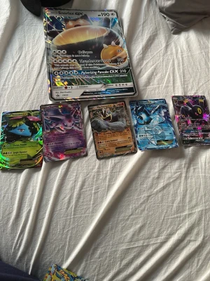 Pokémon GX och EX samlarkort - Säljer ett set med Pokémon GX och EX samlarkort, inklusive en stor Snorlax GX-kort och fem vanliga kort med holografisk finish. Bland korten finns Venusaur, Espeon, Machamp, Articuno och Umbreon. Perfekt för samlare eller Pokémon-fans!