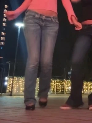 Miss Me blå jeans med strassdetaljer - blåa miss me jeans med strassdetaljer! de passar mig perfekt och jag är 167 lång💓 ända defekten är att patchet där bak på jeansen saknar två ”stenar” och sitter därför inte fast ordentligt, därav priset (se bild två)