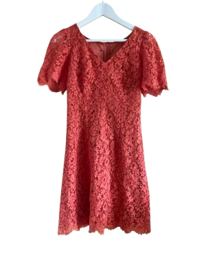 Dolce Gabbana korall röd spetsklänning Xs - Äkta Dolce Gabbana klänning med spets i silkesmix. Italiensk storlek 38 motsvarar ca Xs / svensk 34.  Bra skick utan defekter.