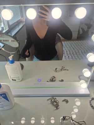 Svart croppad cardigan med knyt - Trendig svart croppad cardigan med djup V-ringning och knyt framtill. Långa ärmar och figurnära passform ger en snygg siluett. Perfekt att styla över ett linne eller topp för en cool och avslappnad look.