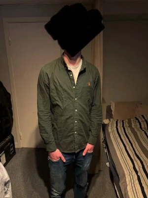 Ralph Lauren skjorta - Ralph Lauren skjorta i storlek M och utmärkt skick. Jag på bilden är 182cm och väger 72kg. Kan va öppen för byten