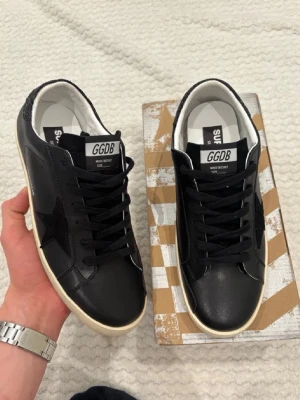 Golden goose skor - Säljer dessa riktigt feta golden goose | Storlek 45 | Box medföljer | Mycket bra skick | Hör av dig vid minsta fundering 