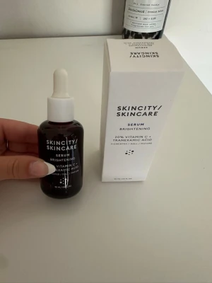 Skincity Skincare Brightening Serum - Ett serum från Skincity Skincare med 20% vitamin C och tranexamsyra. Aldrig använd! 