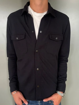 Svart Overshirt - Strl - L | Skick - 10/10 | Nypris - ca 1200kr | Vid minsta lilla fundering är det bara att höra av sig!