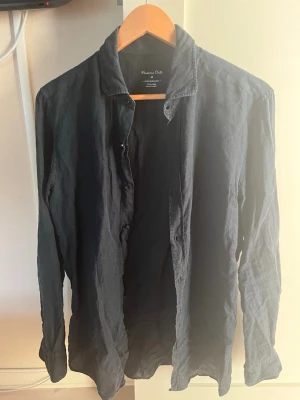 Svart skjorta från Massimo Dutti - Stilren svart skjorta från Massimo Dutti i linne