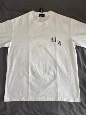 Helt ny T-shirt - Säljer en helt ny T-shirt, aldrig använt endast testat. Hör av er vid frågor, pris går att diskutera. M, sitter mer som S.