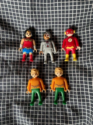 DC playmobil figurer.  - Playmobilfigurer från kinderägg i DC tema. Jag säljer en Wonder Woman, en Cyborg, en Flash och två Aquaman 