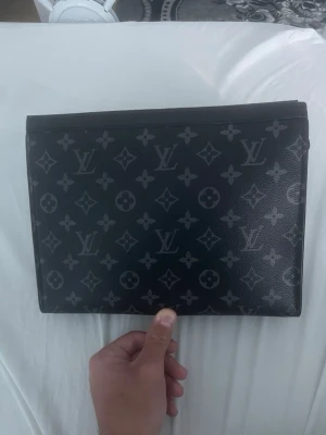Zara pochette  - Snygg svart pochette från ZARA lätt att använda. Mycket bra kondition får plats med vanliga accessoarer som tex parfym, mobil, AirPods, iPad,laddare osv 