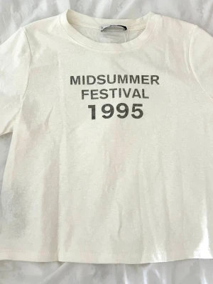 Aesthetic tee - As snygg croppad T-shirt med text, tröjan har som ”knotter” i texturen och är köpt så 🩷