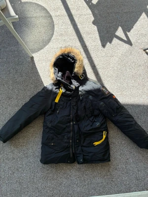 Parajumpers Kodiak Masterpiece - Äkta Parajumpers Kodiak ur Masterpiece Series. Storlek S – slimmad passform, passar S–M för herr. Svart med avtagbar huva i äkta päls. Nypris ca 10 000–11 000 kr. Skick: använd typ 2-3ggr för 2vintrar sen, inga skador/hål. Pälsen kan ångas upp för att bli fluffig igen. Frakt sker spårbart via Plick med köparskydd. Kan även mötas upp i [Karlstad/Hammarö]. PRIS GÅR ATT DISKUTERA PÅ RÄTT SÄTT