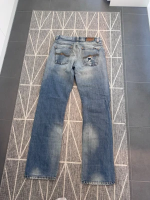 nudie jeans straight sven vintage rare  - Säljer ett par nudie jeans i modellen straight sven. Riktigt fin model rak / relaxed. 30/32 men mått fixar jag privat. Vintage rare modell tillverkas inte längre och fint distressed.