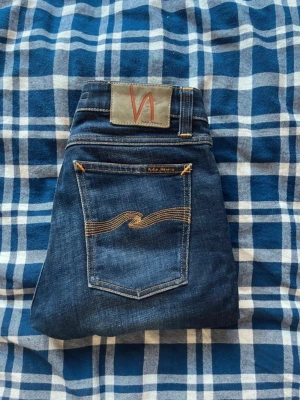 Nudie jeans - Nudie jeans skinny lin. Jeansen är uppsydda så passar nog mer som L28 än L30 men utgå ifrån måtten. Jag kan ej ha jeansen så kan ej skicka bild när jag bär dem.  JAG SKICKAR EJ FLER BILDER PÅ JEANSEN!  Och inte heller mått !för storleksguide hänvisar jag till måtten och för bättre inblick i passformen rekommenderar jag att googla på modellnamnet. :) 1.111