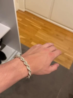 Kejsarlänk 6mm  - Riktigt snygg kejsarlänk i 6mm med stämpeln 925. Mycket bra skick och sällan använd. Storleken är 18,5cm. Priset går att diskutera vid enkel och smidig affär. Tveka inte på att höra av dig om frågor uppstår! 