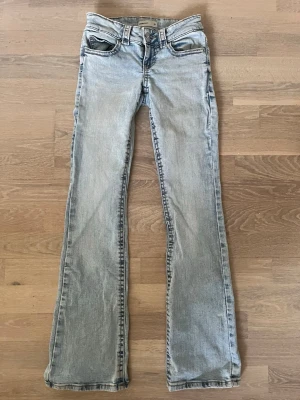 Ljusblåa jeans - Utsvängda jeans från Gina, strl 32