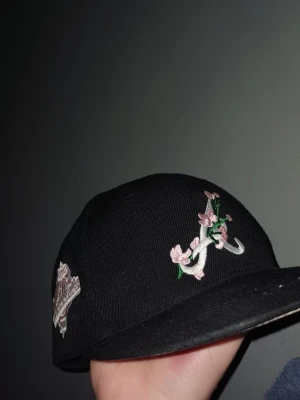 Svart New Era keps  - Säljer den pågrund av att den är inte passar mig längre och den är knappt använd max 2 gånger 
