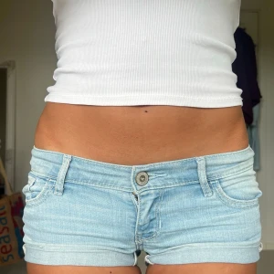 Jeansshorts - Midjemått: 36cm rakt över 💗