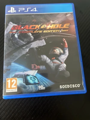 Blackhole Complete Edition PS4 - Blackhole Complete Edition till PS4, ett actionfyllt äventyrsspel där du utforskar rymden och löser utmanande pussel. Spelet kommer i ett blått plastfodral. Innehåller spelmanual och skiva.