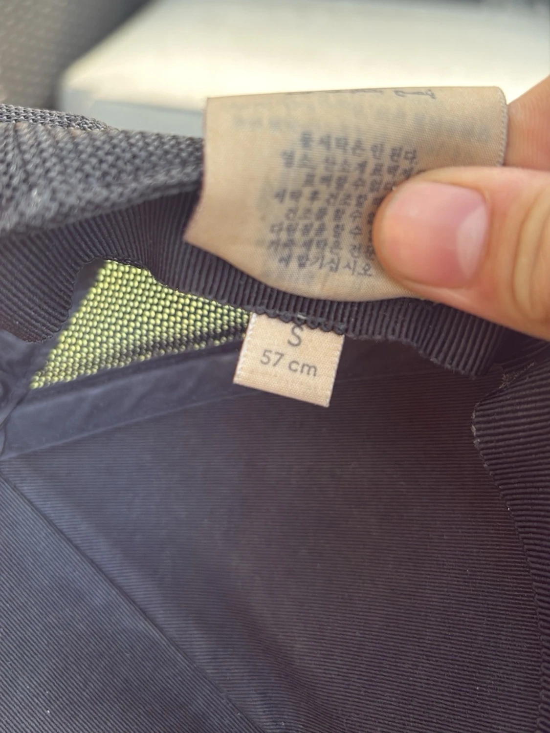Svart keps med ormtryck från Gucci - 3