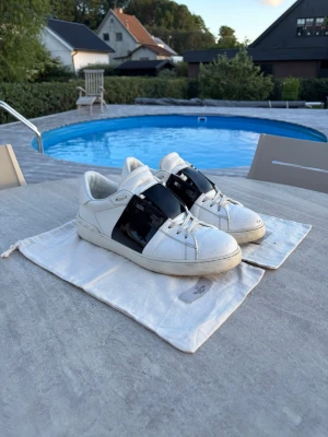 Valentino Garavani sneakers - Tjenare! Säljer nu dessa riktigt snygga sneakers från Valentino. Skorna är i fint skick som ni ser på bilderna. Dustbags följer med. Hör av er vid frågor och funderingar🙌