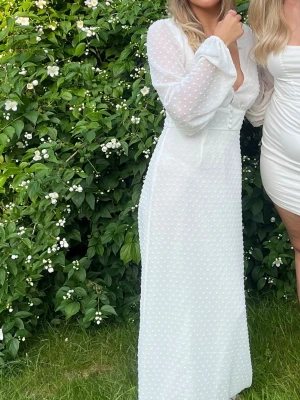 Vit långklänning med prickigt mönster🤍 - Säljer en elegant vit långklänning med långa ärmar och prickigt mönster, superskönt material. Endast använd 1 gång🥰