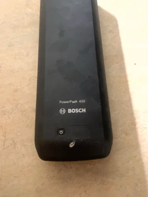 Bosch PowerPack 400 batteri - Säljer ett svart Bosch PowerPack 400 batteri för elcykel. Batteriet är av typen Li-ion och har en rektangulär form med tydlig Bosch-logga och strömbrytare på framsidan. Perfekt som reservdel eller extra batteri till din elcykel.