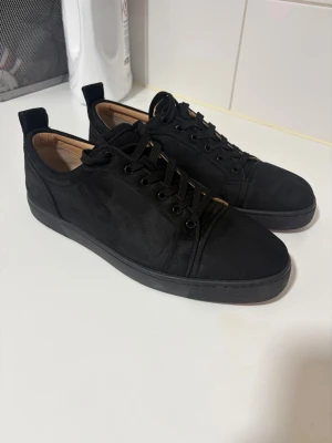 Christian Louboutin  - Svarta Christian Louboutin i storlek 45.Använda ett par gånger bara. Bara att höra av sig vid minsta funderingar pris går att diskutera🤩🤩