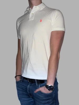 Vit pikétröja från Ralph Lauren - 🔹 Märke: Ralph Lauren 🔹 Modell: Pikétröja  🔹 Storlek: S 🔹 Färg: Vit 🔹 Skick: Väldigt fint skick 🔹 Passform: Custom Fit 🔹 Pris: 349kr  ✅ 100% äkta ✅ Snabb frakt ✅ Fler bilder/video finns vid intresse ✅ Stilren och lättmatchad