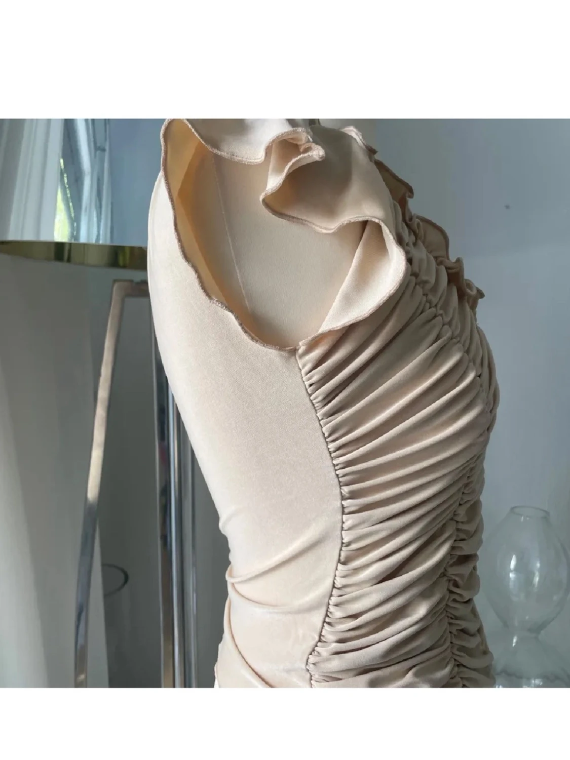Beige omlottopp med volangdetaljer - 1