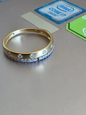 Guldring med diamanter 18K  - Ny guldring 18k Albrekts guld med flera diamanter.  2 saknade sedan ny går säkert fixa hos guldsmed.  Nypris 12.000 kr aldrig använd 