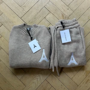 Maniere De Voir set - Vid köp av fler produkter erbjuds bättre pris. Skriv vid ytterligare frågor eller funderingar🤝 Storlek: S. Mått byxor: Längd 104 cm. Midja 31 cm. Mått tröja: Längd 71 cm. Bredd 57 cm.