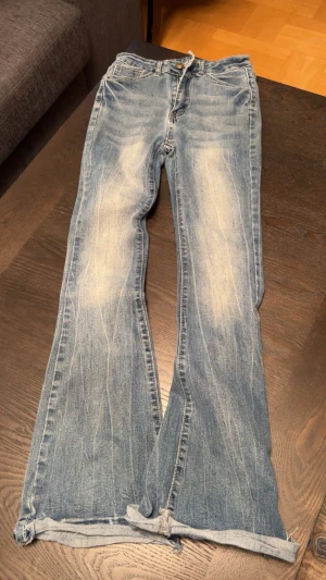 Coola Jeans - Coola jeans med fina bakfickor Storlek ungefär XS   Midja: 59 Innersben: 68 cm Yttersben: 95