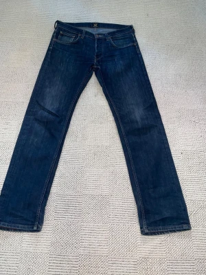 Lee jeans - Mörkblå jeans från Lee med as fet tvätt. Jeansen är i mycket bra skick! Storlek 31/32. Skriv gärna vid frågor! Priset kan diskuteras!