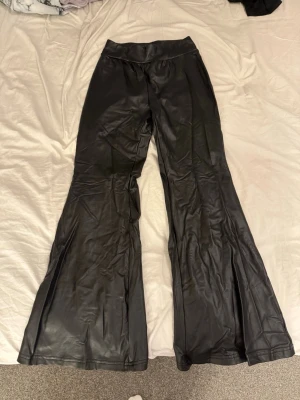 Utsvängda leggings i PU-läder - Köpte dessa på SHEIN för ett tag sedan men de föll inte mig i smaken. Jag har endast prövat dem och sen dess har de bara legat i garderoben, därav skrynkliga. 