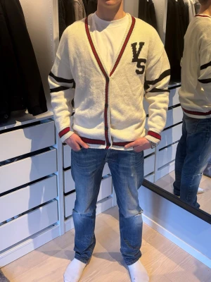 Vintage Supply cardigan - Extremt snygg vit cardigan från Vintage Supply. Storleken är M, tveka inte på att höra av dig vid eventuella frågor och funderingar! 🫠
