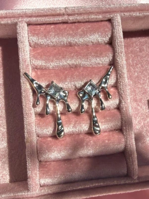 Melted Drip Örhängen - Handgjorda örhängen med s925 silver nål✨ Vattentåliga och allergivänliga!🌊🫶🏼 