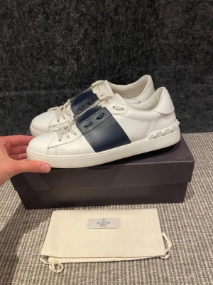 Valentino skor  - Hej, säljer nu dessa svin snygga valentino skor. Skorna är i mycket bra skick!  Begränsat antal boxar och dustbag. Hör av dig vid frågor. Liten defekt. Märks knappt 