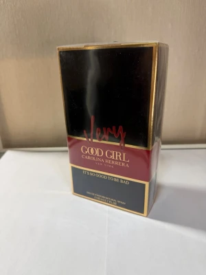 Carolina Herrera Very Good Girl parfym - Säljer en lyxig parfym, Very Good Girl från Carolina Herrera. Förpackningen är svart och röd med gulddetaljer och elegant design. Eau de Parfum i sprayform, perfekt för dig som gillar exklusiva dofter och snygg förpackning.