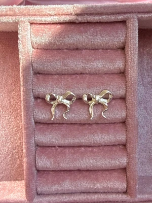 Handgjorda Rosett Örhängen S925 - Handgjorda örhängen i 925 sterling silver✨ Vattentåliga och allergivänliga!🌊🫶🏼 